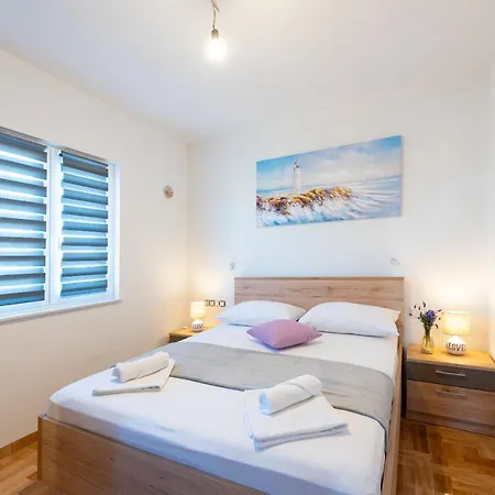 Apartment Ciovo With Jacuzzi And View On Island